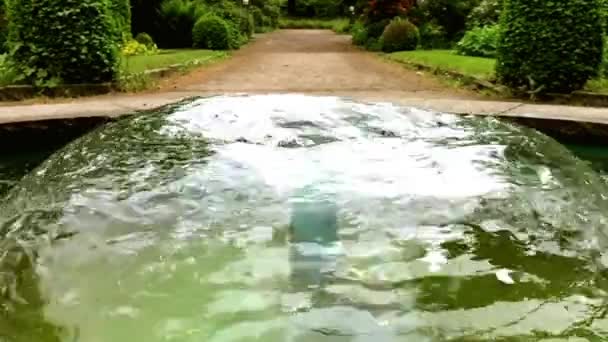 在美丽的公园里的圆形喷水池旁边。慢动作. — 图库视频影像