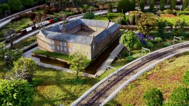 Miniaturpark, Eisenbahn und Schloss in den Niederlanden — Stockvideo