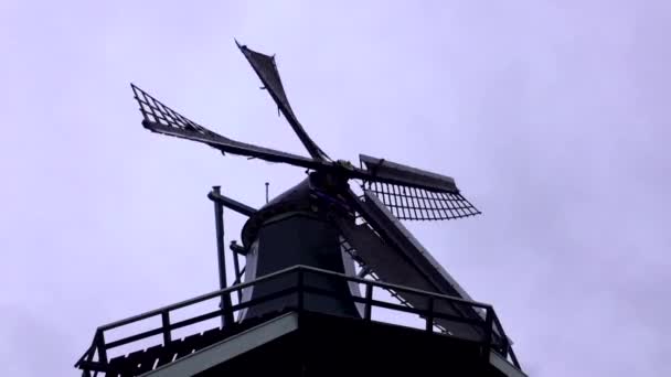 Oude molen werken bij winderige dag — Stockvideo