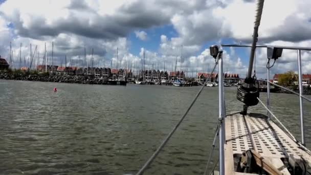 Zeiljacht treedt de baai. — Stockvideo