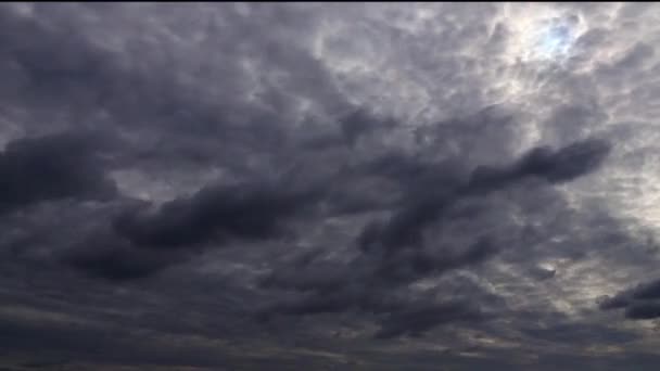 Twee laag storm wolken in time-lapse. — Stockvideo