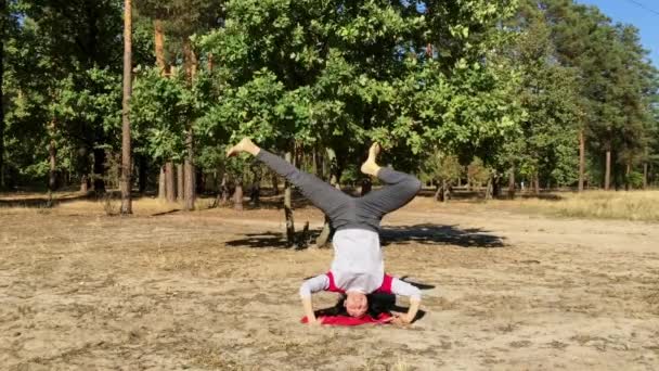 Fille debout sur sa tête. — Video