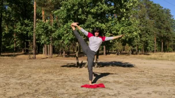 Fille équilibre dans une jambe. Yoga . — Video