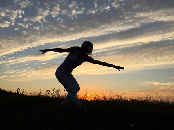 Девушка танцует на закате . — стоковое фото