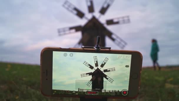 Mobile capturing a video old wind mill. Beautiful shot. — Stock Video