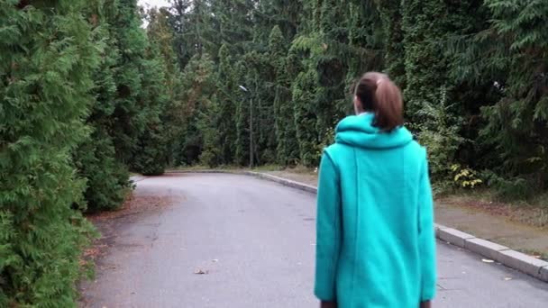 Chica caminando en el bosque . — Vídeo de stock