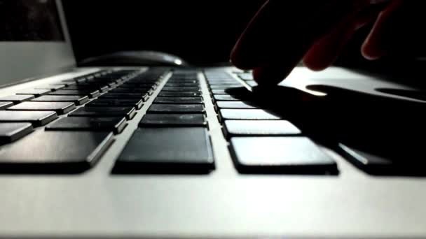 La sombra de los dedos y el teclado del portátil . — Vídeo de stock