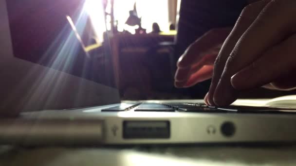 Sombra de dedos e teclado de computador portátil . — Vídeo de Stock