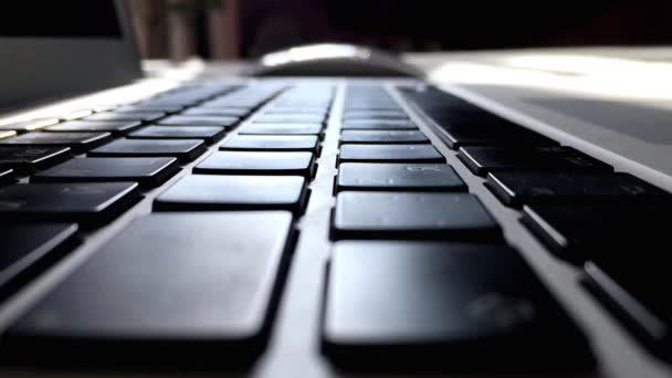 Stín prstů a klávesnice laptop. — Stock video