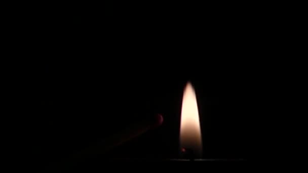 Colpisci il fiammifero nel buio da una candela . — Video Stock