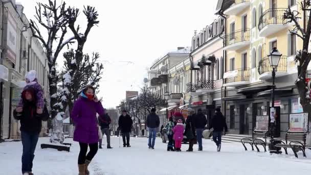Улица в городе Луцке во время фестиваля Рождества. 2016 год — стоковое видео
