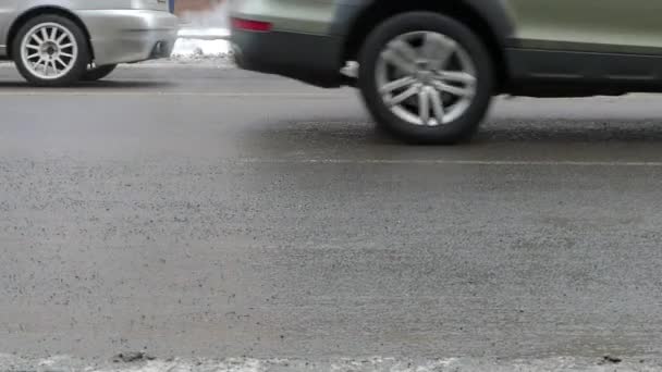 슬로우 모션에서 눈 덮인 날씨에 거리에서 자동차 교통. — 비디오