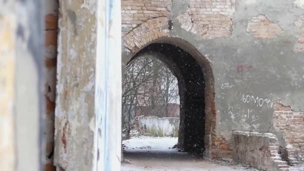 Een jong meisje speelt verbergen en zoeken in het oude kasteel. — Stockvideo