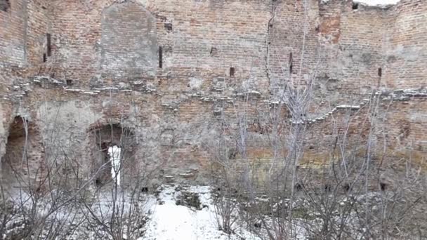 Ruinerna av det gamla slottet i Ukraina. Vintersäsongen. — Stockvideo