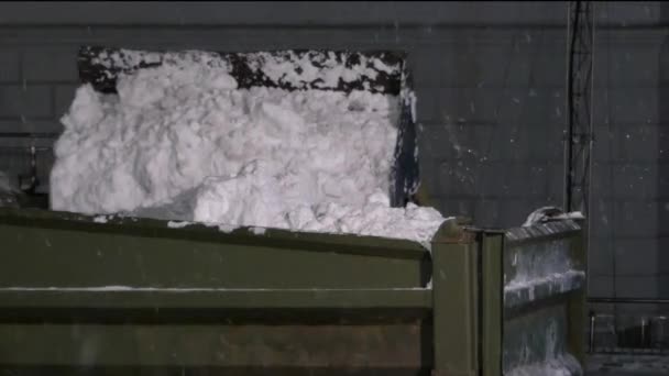 Eliminación de nieve en la ciudad. Equipo de remoción de nieve: camión y excavadora . — Vídeos de Stock