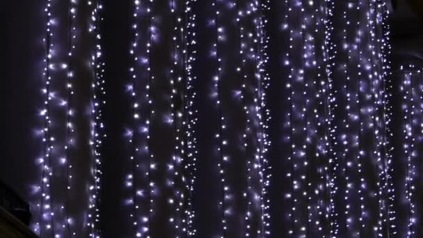 Vacker blå jul garlande pryder väggarna i byggnaden. — Stockvideo