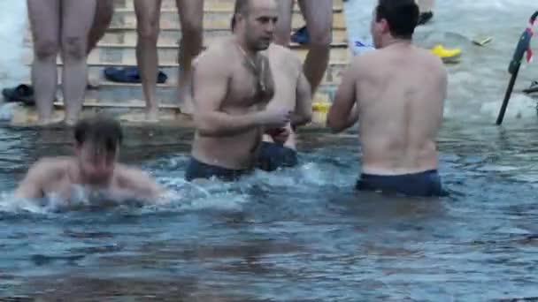 La festa del battesimo in Ucraina città Kiev. Gente in acqua . — Video Stock