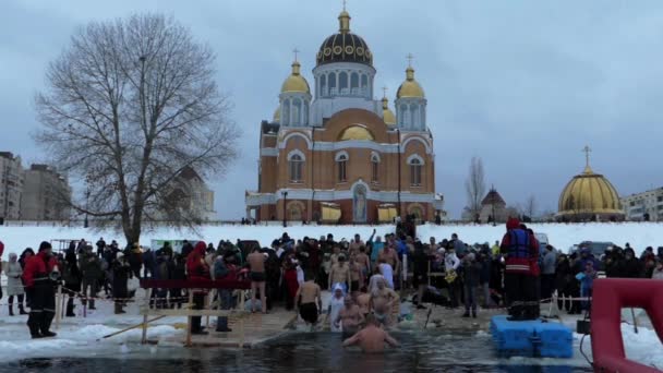 Kiev Ukrayna şehirde vaftiz bayram. İnsanlar su. — Stok video