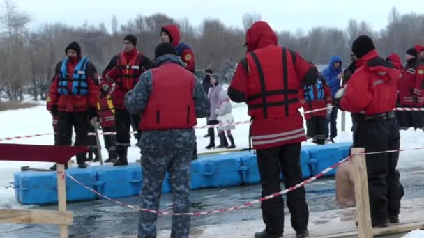 La festa del battesimo in Ucraina città Kiev. Gente in acqua . — Video Stock