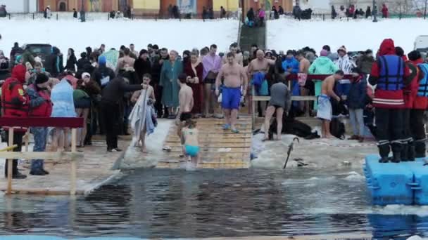 Święto chrztu w mieście Ukraina Kijów. Ludzie w wodzie. — Wideo stockowe