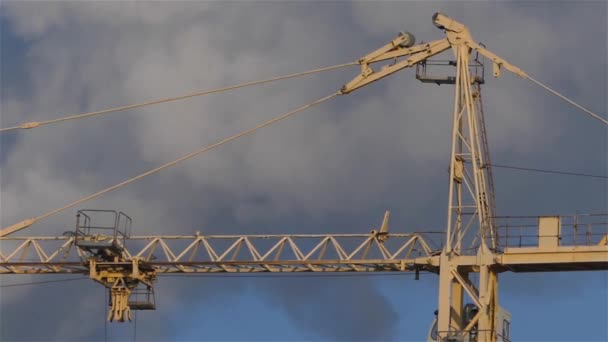 O edifício da casa. Guindaste no fundo do céu e fumaça . — Vídeo de Stock