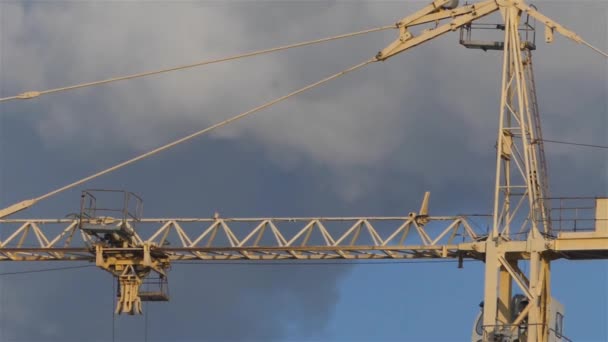 O edifício da casa. Guindaste no fundo do céu e fumaça . — Vídeo de Stock