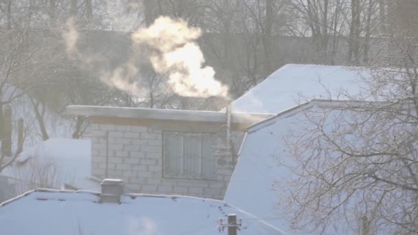 Desde la chimenea de una casa privada de humo . — Vídeos de Stock