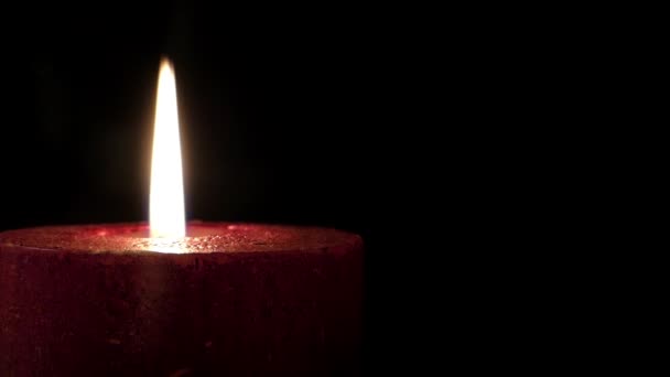 Dos velas en el cuarto oscuro. Uno rojo otro amarillo — Vídeo de ... Dos velas en el cuarto oscuro. Uno rojo otro amarillo — Vídeo de ...
