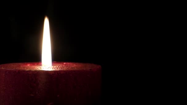 Dos velas en el cuarto oscuro. Uno rojo otro amarillo . — Vídeos de Stock