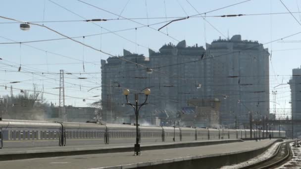 Estación de tren en Odessa. La plataforma en la luz del sol . — Vídeos de Stock