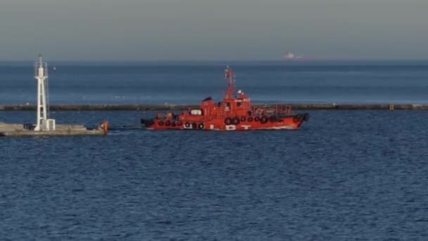 Ein rotes Boot fährt in den Hafen — Stockvideo