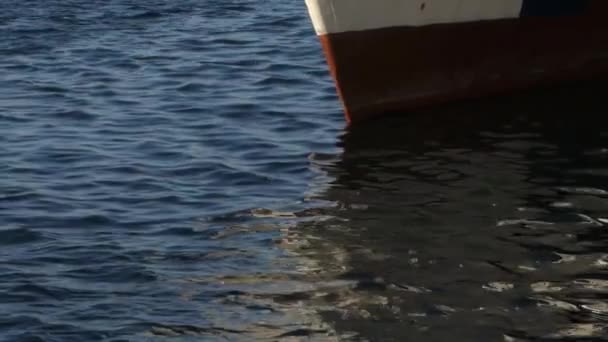 O iate está atracado no porto de Odessa. Parte do iate e do mar . — Vídeo de Stock