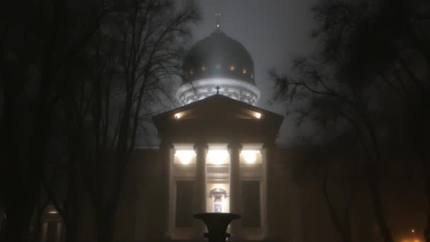 Den upplysta kyrkan på natten. Dimmigt väder. — Stockvideo