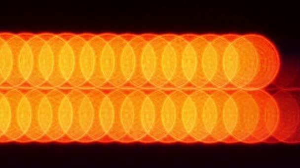 Une ligne de lumières orange dans l'obscurité. De gauche à droite . — Video