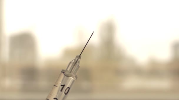 Water droplets on the needle of the syringe. — Stock Video