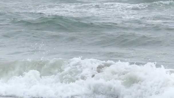 Onde marine sulla spiaggia.L'azione al rallentatore . — Video Stock