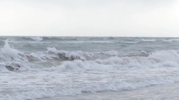 Морські хвилі на пляжі. Дія у повільному русі . — стокове відео