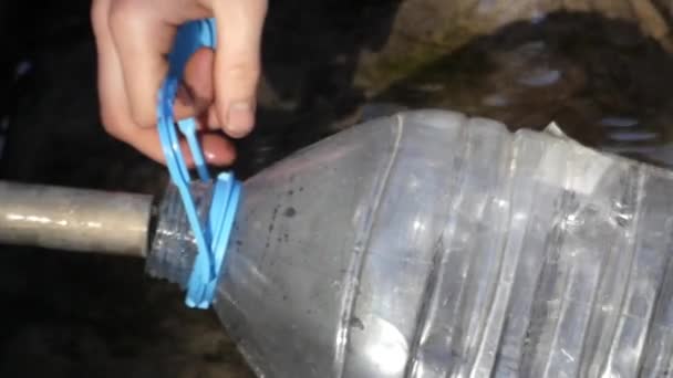 Бутылка воды наполнена родниковой водой. Действие в режиме реального времени . — стоковое видео