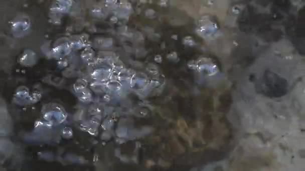 Vody bubliny z proudu pramenitá voda. — Stock video