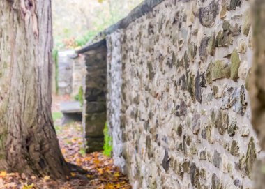Bir taş bahçe duvarı arayan görünümü