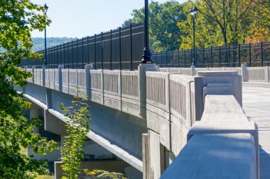 Dağlarda romantik beton ve demir köprü