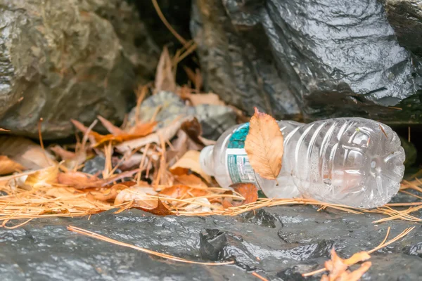 Smaltimento di bottiglie d'acqua vuote — Foto Stock