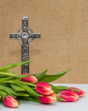 Kelt haçı ile Lale