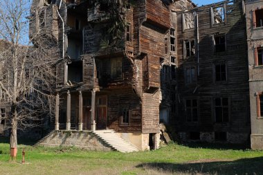 Terk edilmiş bina. Eski ev. İstanbul 'daki Princes Adaları' ndan eski ahşap bir malikane. Döküntü güverteler inşa ediyor. Üzüntü. Yaşlılık