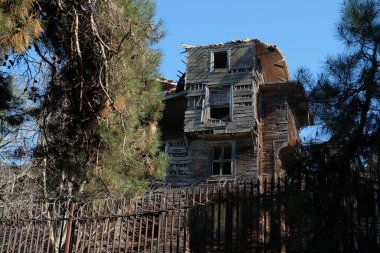 Terk edilmiş ahşap bina. Sefil yetimhane barınağı. İstanbul 'daki Princes Adaları' ndan eski ahşap bir malikane. Döküntü güverteler inşa ediyor. Üzüntü. Yaşlılık. Eski ev.