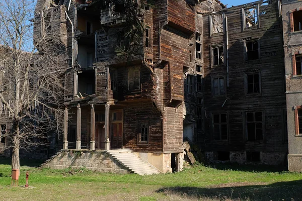 Övergiven byggnad. Det gamla huset. Gammal träherrgård från Princes Islands i Istanbul. Shabby däck på byggnaden. Sorgsenhet. Ålderdom — Stockfoto