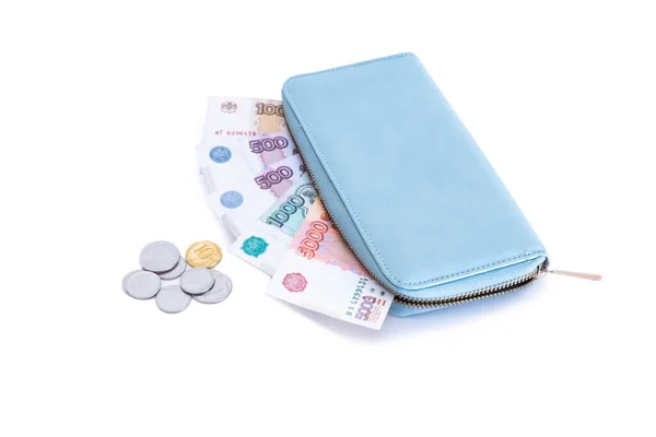 Российские денежные купюры в красивом мятном кошельке и монеты на белом фоне. Isolated. — стоковое фото