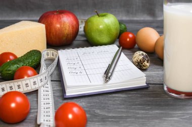 Taze sebzeler ve malzemeler kırsal arka planda klasik kesim tahtası, üst manzara, yazı için yer. Vejetaryen yemeği, vejetaryen yemeği ve sağlıklı pişirme konsepti.