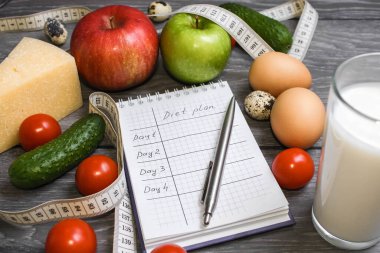 Taze sebzeler ve malzemeler kırsal arka planda klasik kesim tahtası, üst manzara, yazı için yer. Vejetaryen yemeği, vejetaryen yemeği ve sağlıklı pişirme konsepti.