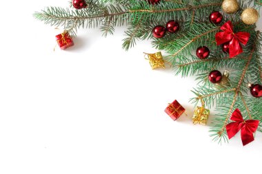 Noel tebrik kartı, köknar ağacı dalları, süslemeler ve hediye kutuları beyaz ahşap arka planda. Model yap. düz yat